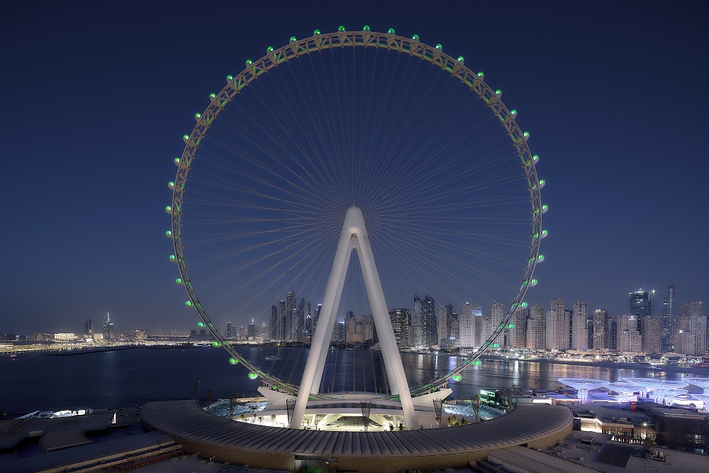 Rund 15 Kilometer speziell für diesen Zweck weiter­entwickelte Stromschienen, 100 Doppel- und Einzelstromabnehmer sowie knapp 100 Schaltschränke hat  das Projektteam von Paul Vahle am „Observation Wheel“ in Dubai installiert.