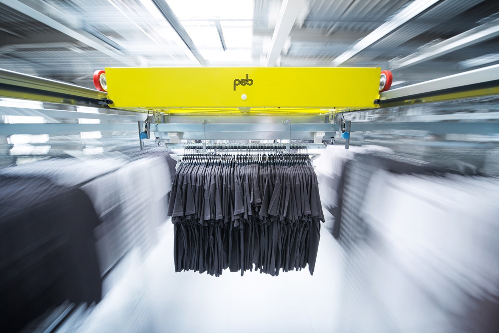 Premiere: Dynamic Fashion Warehouse mit Hängewaren-Shuttle Premiere: Dynamic Fashion Warehouse mit Hängewaren-Shuttle