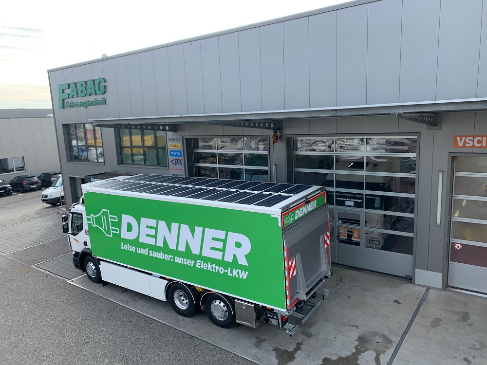 Das Transportunternehmen Rhyner Logistik beliefert die Schweizer Denner-Supermärkte nun auch mit einem vollelektrischen Renault Trucks D Wide Z.E.