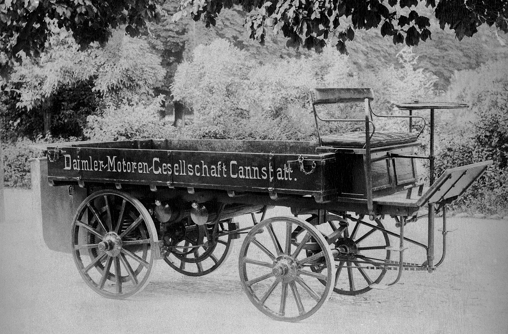 Als Gottlieb Daimler 1896 seinen ersten Laster, noch auf eisenbereiften Holzrädern, vorstellte, da hatte die Welt nicht auf dieses Fahrzeug gewartet.