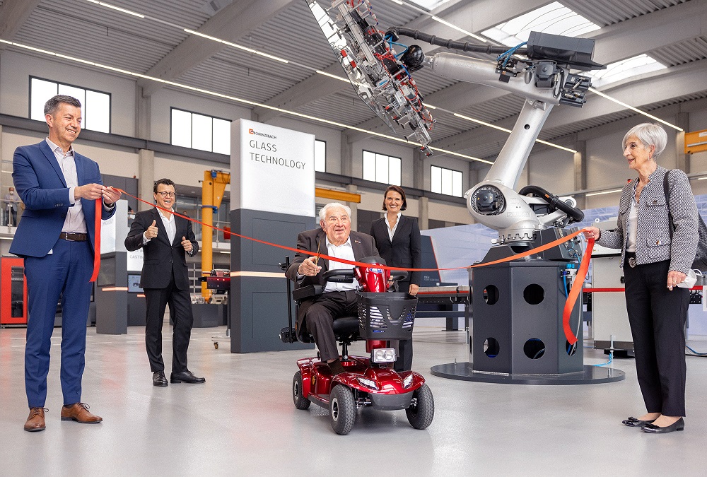 Am 28. April eröffneten Unternehmensgründer Rudolf Grenzebach und Tochter Sonja Grenzebach-Proeller die „365 Tage Grenzebach Welt“ der Grenzebach Gruppe in Hamlar.