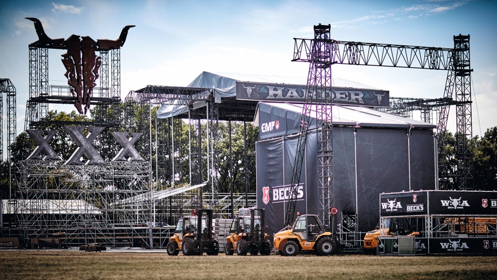 Jedes Jahr wird das beschauliche Wacken in Schleswig-Holstein für drei Tage zum Paradies für Heavy ­Metal-Fans. Auch die Mietflotte von Jungheinrich hatte 2019 dort einen großen Auftritt…