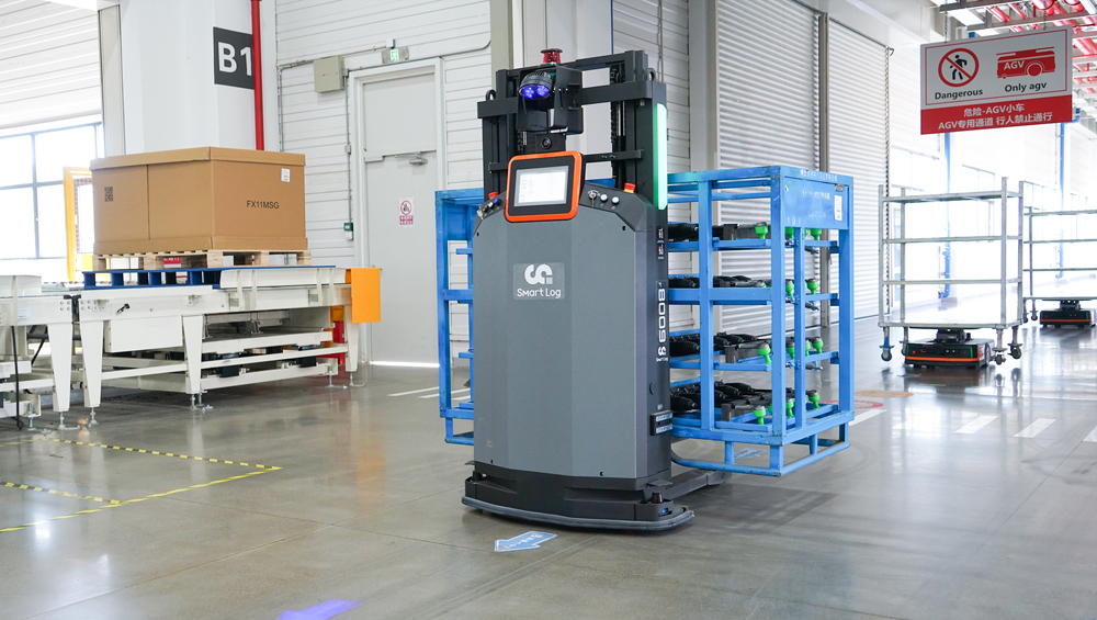 The Forklift Mobile Robot F4-1000C from the Chinese manufacturer Hikrobot